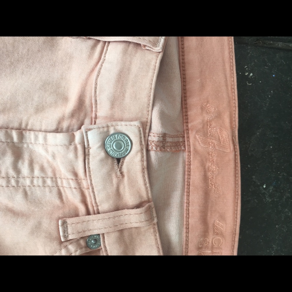 Peach cropped skinny jeans.